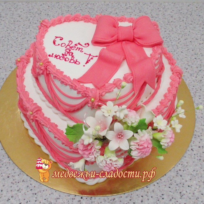 Свадебный торт с розовым бантом и розовым букетом